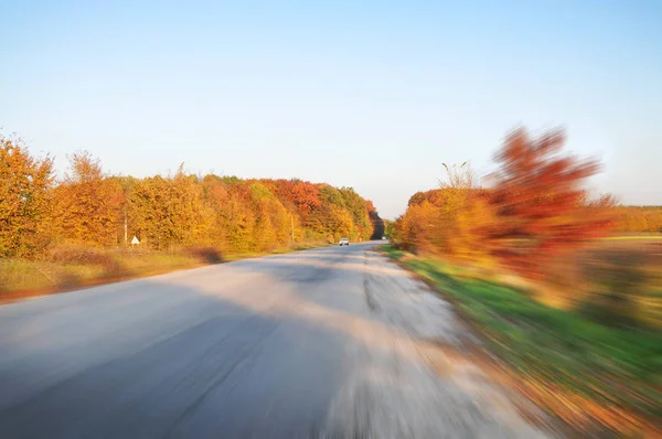 Landstraße Mit Auto Bewegung Und Herbstwald Mit Büschen Vor Hellem — Stockfoto