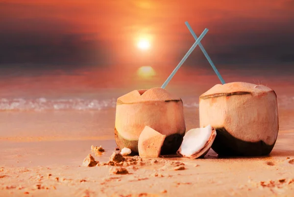 Close Fresh Coconuts Cocktails Beach Sea Sunset — Stock Photo, Image