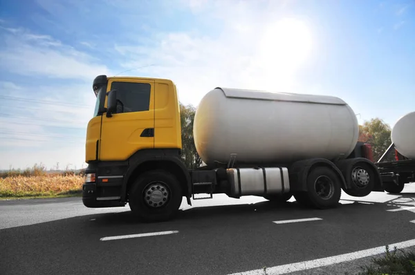 Big Metal Fuel Tanker Truck Shipping Fuel Countryside Road Blue — Stock Photo, Image