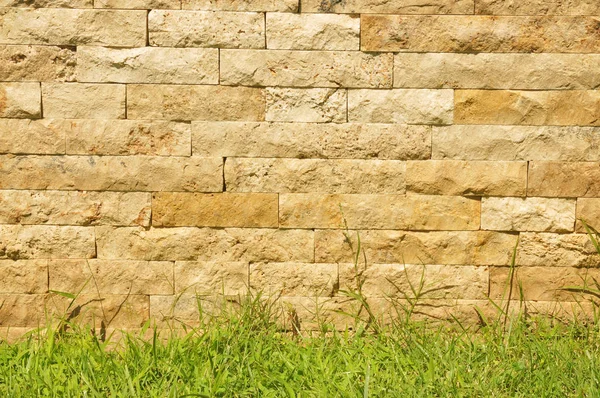 Parede Pedra Tijolo Amarelo Velho Fundo Com Grama Verde — Fotografia de Stock