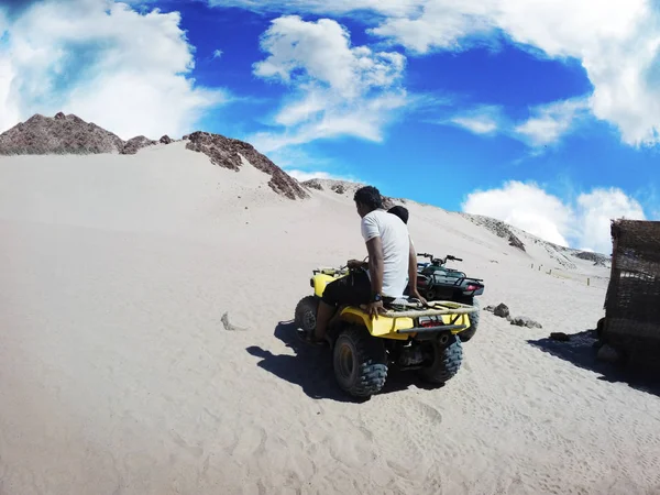 Gente Con Quads Desierto Blanco Con Montañas Contra Cielo Azul — Foto de Stock