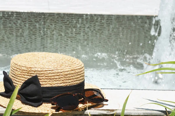 Close Straw Hat Black Bow Dark Sunglasses Fountain Background — Stock Photo, Image