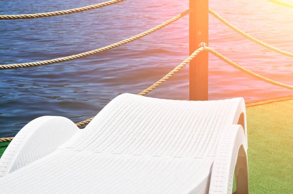 Chaise Longue Plastique Blanc Sur Jetée Verte Avec Mer Soleil — Photo