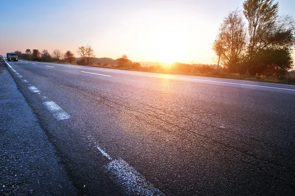 Asphaltierte Landstraße Bewegung Mit Lkw Und Autos Bei Klarem Himmel — Stockfoto