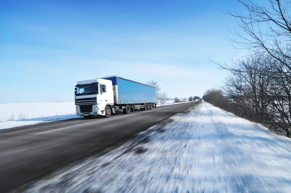 Biały Samochód Ciężarowy Niebieska Przyczepa Miejscem Tekst Jazdy Szybko Zimowej — Zdjęcie stockowe