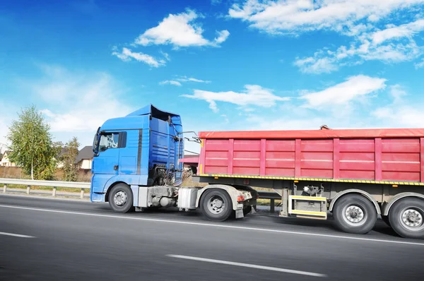 Велика Синя Вантажівка Червоним Трейлером Русі Сільській Дорозі Будинками Тлі — стокове фото