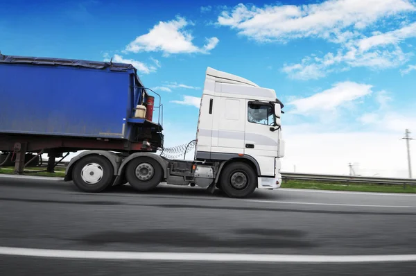 Велика Біла Вантажівка Синім Трейлером Русі Сільській Дорозі Проти Яскравого — стокове фото