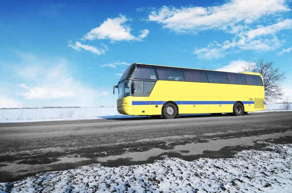 Autobús Amarillo Grande Invierno Camino Campo Con Nieve Contra Cielo —  Fotos de Stock