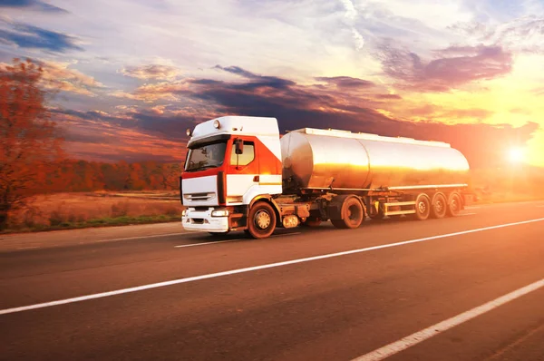 Camión Cisterna Combustible Metal Grande Transporte Combustible Campo Carretera Con — Foto de Stock