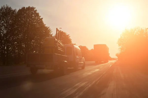 Voiture Sombre Avec Remorque Camion Mouvement Sur Route Campagne Avec — Photo