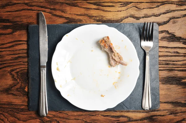 Cuchillo Tenedor Plato Sucio Blanco Con Comida Carne Tablero Azul —  Fotos de Stock