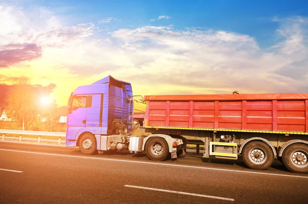 Grote Blauwe Vrachtwagen Met Rode Aanhangwagen Het Platteland Weg Met — Stockfoto