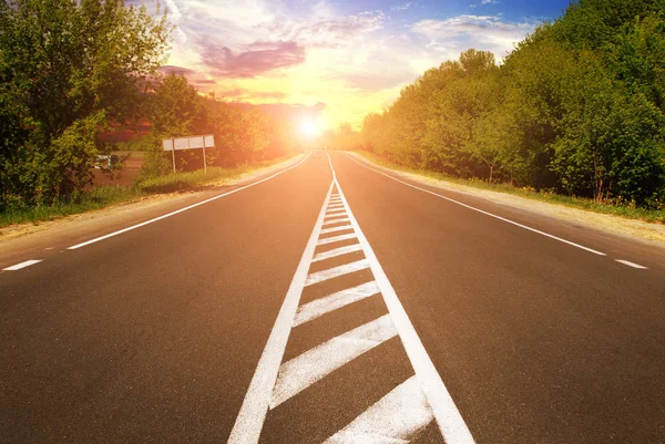 Asfalto Strada Campagna Con Auto Alberi Verdi Contro Cielo Con — Foto Stock