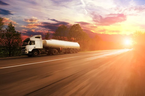 Big Metal Fuel Tanker Truck Shipping Fuel Countryside Road Motion — Stock Photo, Image