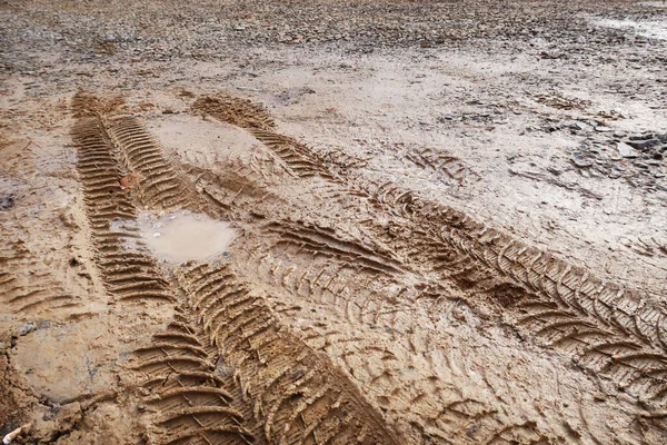 Primer Plano Una Pista Ruedas Coche Sucia Húmeda Suelo —  Fotos de Stock