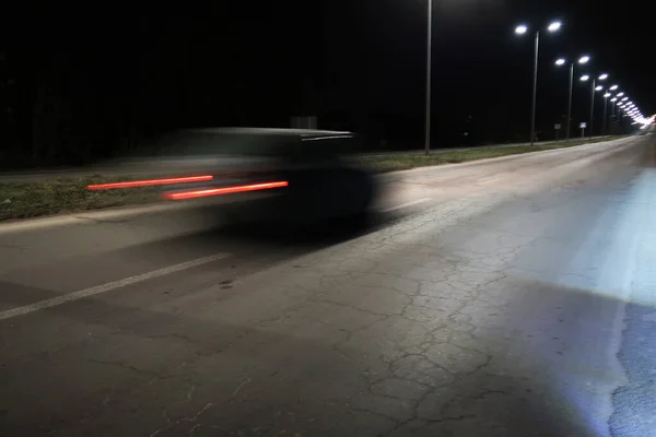 Antiguo Coche Salón Blanco Movimiento Carretera Asfalto Con Farolas Por —  Fotos de Stock