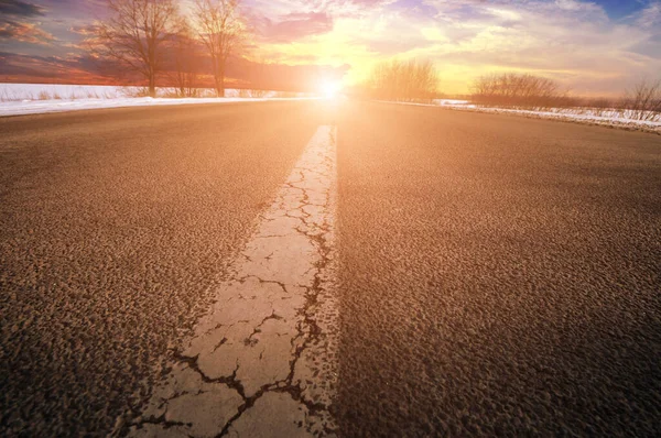 Leere Winterliche Landstraße Mit Bäumen Gegen Den Himmel Bei Sonnenuntergang — Stockfoto