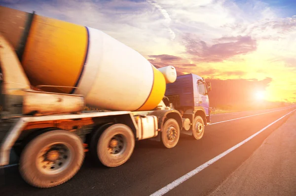 Betonmischer Lkw Auf Landstraße Bei Sonnenuntergang Gegen Himmel Stockfoto