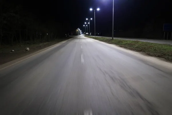 Dunkle Nacht Leere Asphaltstraße Bewegung Und Laternenmasten Stockbild