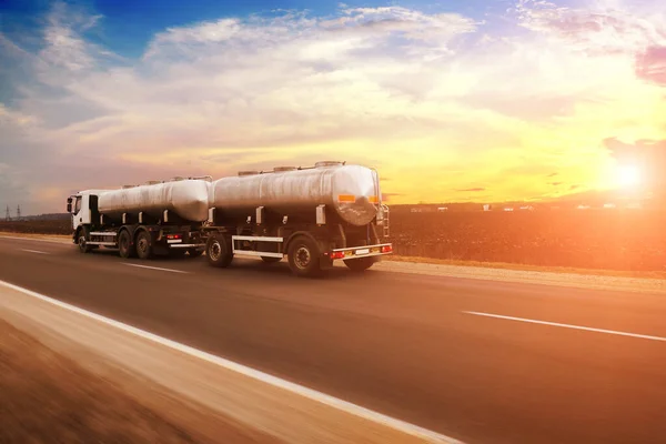 Weißer Lkw Mit Anhänger Verschifft Milch Auf Landstraße Bei Sonnenuntergang Stockbild