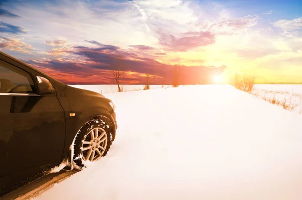 Zwarte Sedan Auto Het Winterlandschap Weg Bedekt Met Sneeuw Tegen — Stockfoto