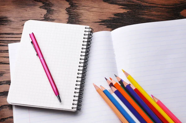 Caderno Escolar Caderno Com Lápis Cor Caneta Rosa Fundo Madeira — Fotografia de Stock