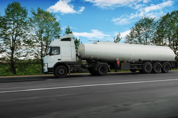 Grand Camion Citerne Carburant Métallique Expédiant Carburant Sur Route Rurale — Photo