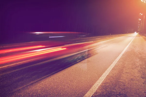 Coche Rojo Movimiento Carretera Asfalto Por Noche Con Filtro Vintage — Foto de Stock