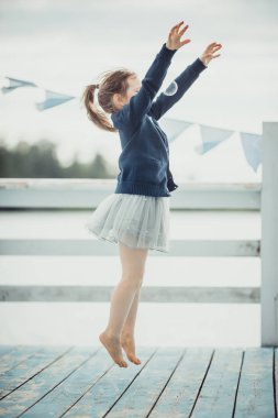 Göl kıyısında eğlenceli yaz