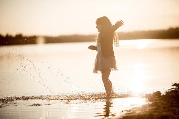 Divertente estate sulla costa del lago — Foto Stock