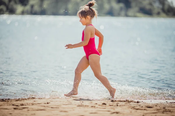 Divertido verano en la costa del lago — Foto de Stock