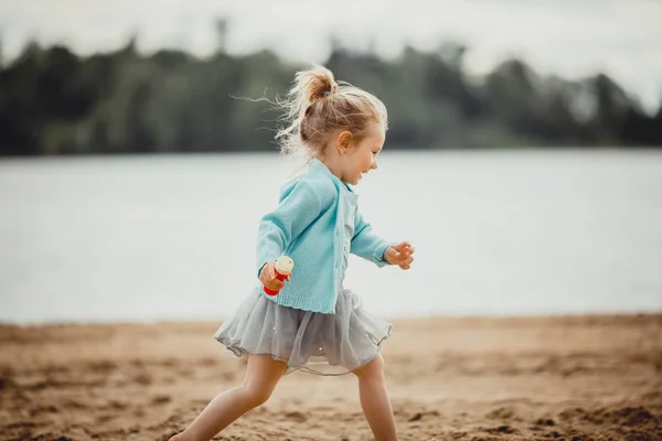 Divertente estate sulla costa del lago — Foto Stock