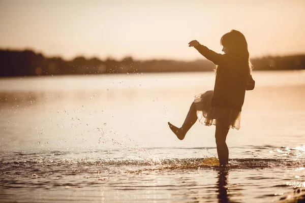 Fun summer on the lake coast — Stock Photo, Image