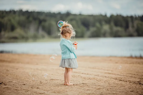 Fun summer on the lake coast — Stock Photo, Image
