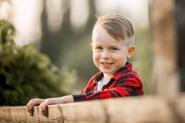 Akşam parkta küçük bir çocuk portresi 