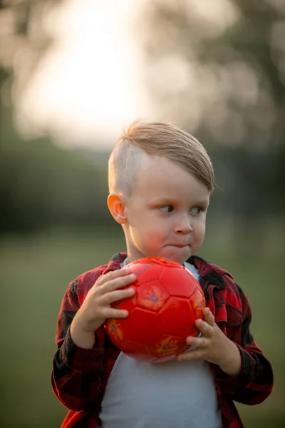Mały chłopiec z piłki nożnej z psem — Zdjęcie stockowe
