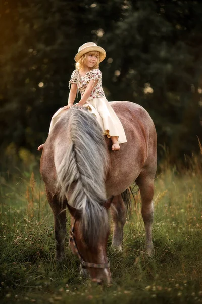 Κοριτσάκι με άλογο — Φωτογραφία Αρχείου