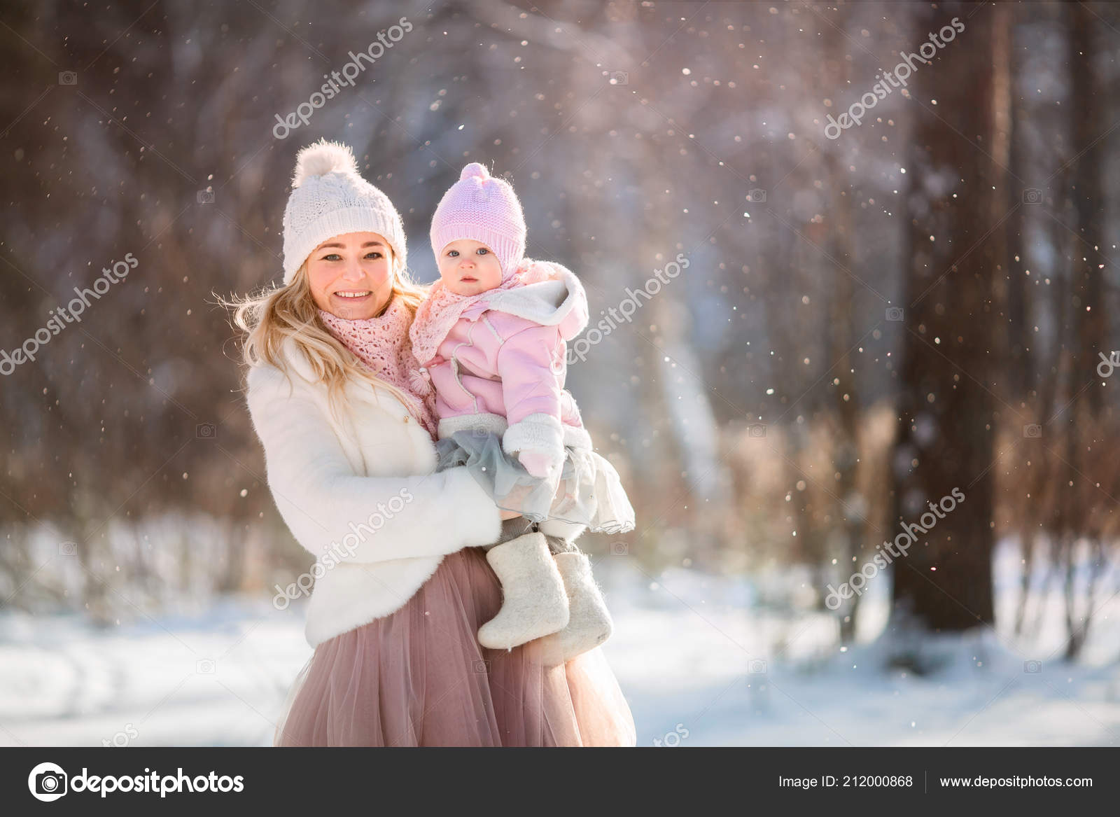 美丽的母亲和女儿冬天画像 图库照片 C Juliasha