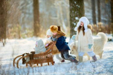 Kış çocuk portre ile samoyed köpek