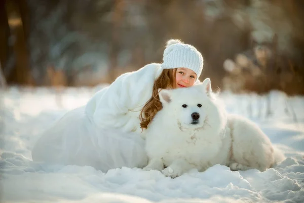 겨울 여자 초상화 samoyed 개 — 스톡 사진