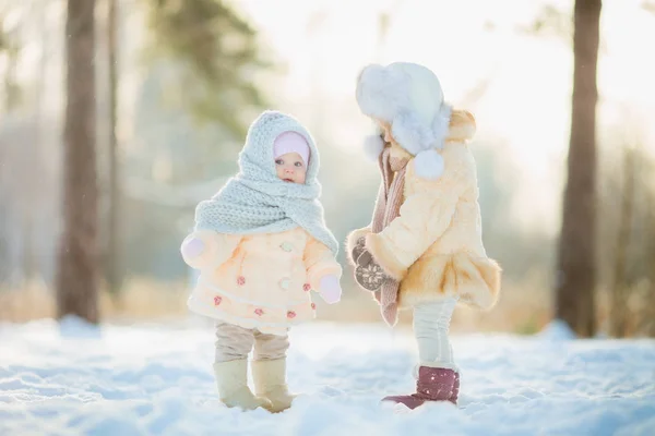 Winterporträt eines kleinen Mädchens im Pelzmantel — Stockfoto