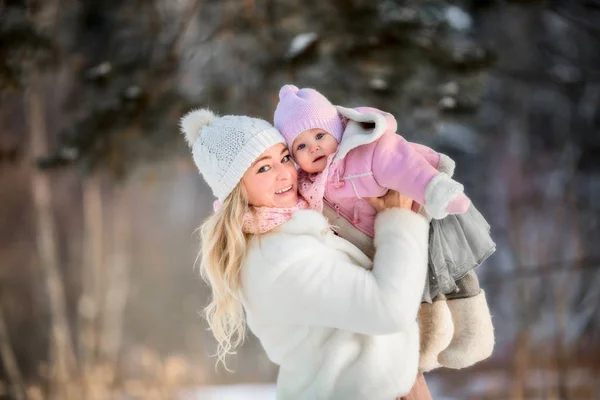 Güzel anne ve kız portre kış — Stok fotoğraf