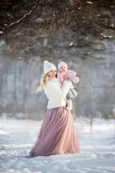 Bela mãe e filha retrato de inverno — Fotografia de Stock