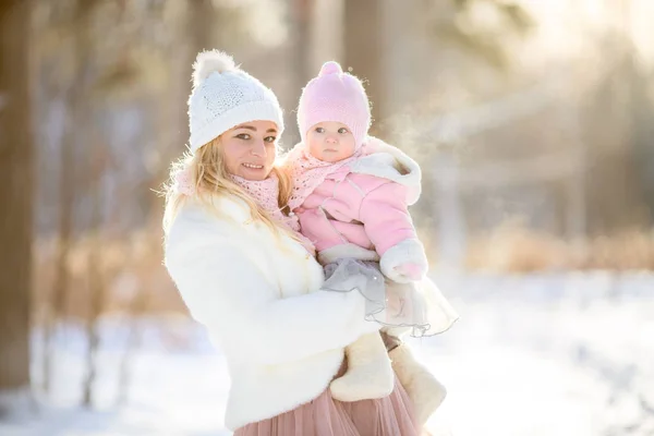 Hermoso retrato de invierno de madre e hija — Foto de Stock