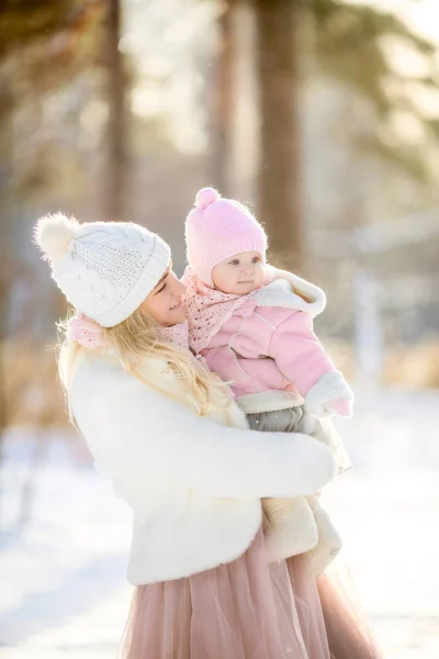 Bela mãe e filha retrato de inverno — Fotografia de Stock