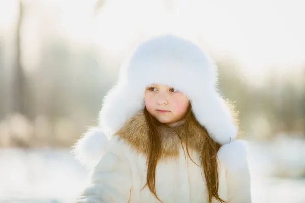 Retrato de invierno de niña en abrigo de piel —  Fotos de Stock