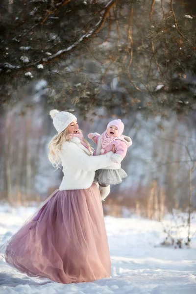 Hermoso retrato de invierno de madre e hija —  Fotos de Stock