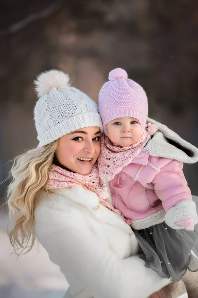 Bella Madre e figlia ritratto invernale — Foto Stock