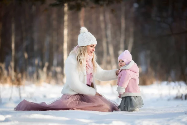 Gyönyörű anya és lánya téli portré — Stock Fotó