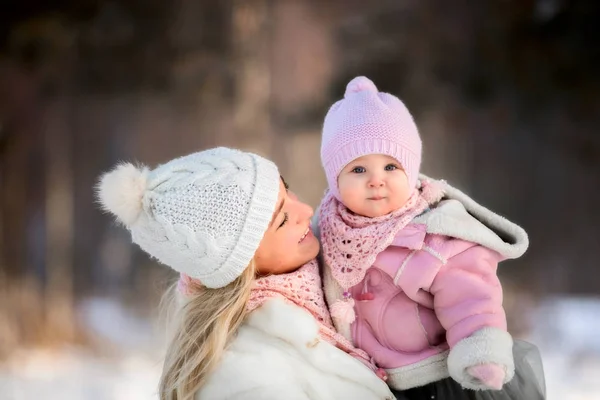 Schöne Mutter und Tochter Winter Portrait — Stockfoto